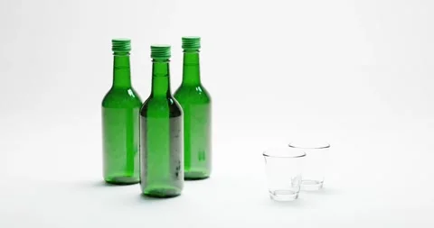 3d render of isolated studio korean soju bottle alcohol beverage and glass .. Video stock 276454377