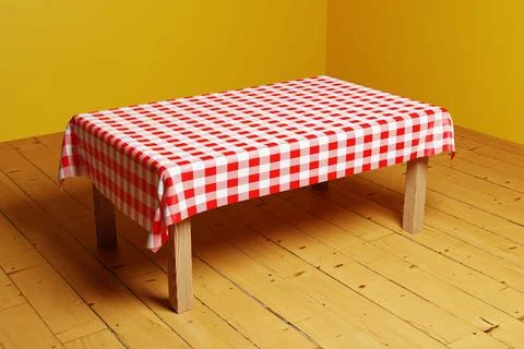3D render of a wooden table with red and white checkered tablecloth Illustrazione stock