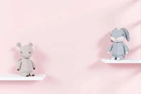 3d rendered stuffed toy animals on display shelf. Illustrazione stock