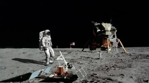3D rendering. Astronaut walking on the moon. CG Animation. Elements of this i Illustrazione stock