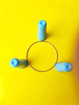 3d rendering, golden ring placed between 3 point cap-sticks Stockfoto's