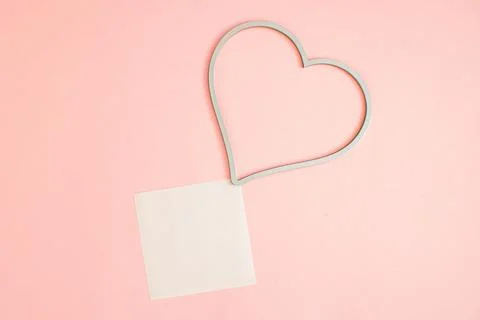 3D rendering of a heart-shaped frame and square blank paper against a pastel pin Stockillustratie