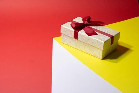 3d rendering illustration of a gift box, on a table with a yellow surface, again Stock Illustration