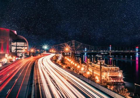 3d rendering illustration light trails on the modern building background Ilustración de archivo