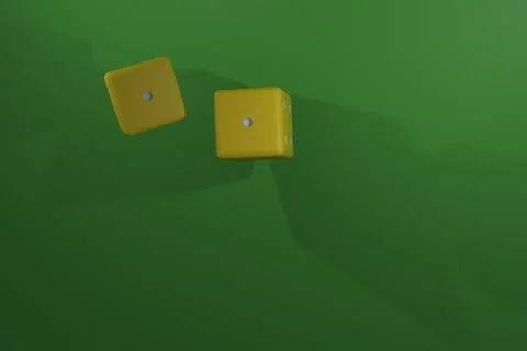 3d rendering two yellow dice on green background Illustrazione stock