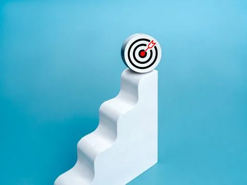 3d target icon on top of white modern geometric bar graph chart steps, isol.. Foto stock