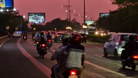 4-7-24; Traffic flow on the roads of Noida city under the pink hues of sky. Stock-Footage 279175020