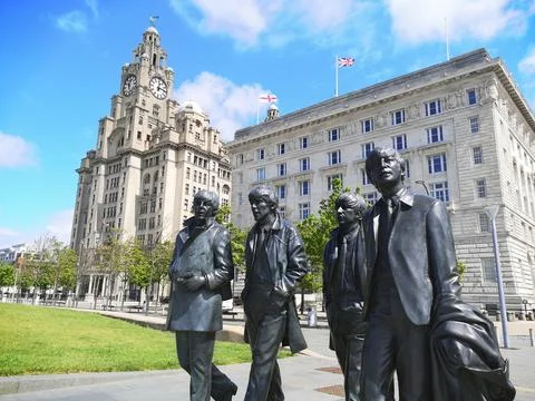 4 August 26 Iconic beetles bronze statue in front of Liverpool liver building Fotos de archivo