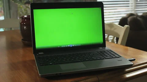 4 LAPTOP GREENSCREEN DOLLY IN Vidéo 33847204