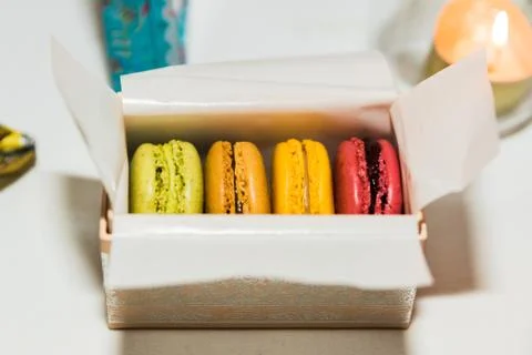 4 macarons in a decorated gift box Foto stock