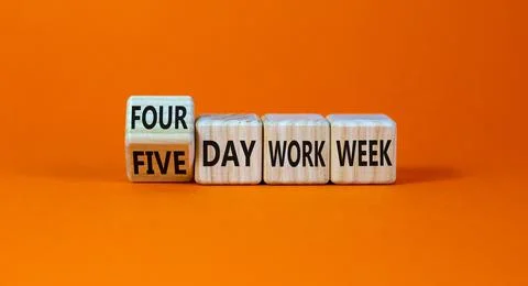 4 or 5 day work week symbol. Turned the cube and changed words 'five day work Foto stock