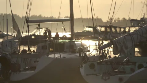 4 sailing ships at sunset, sun setting over the water, pier Vídeo Stock 264287085