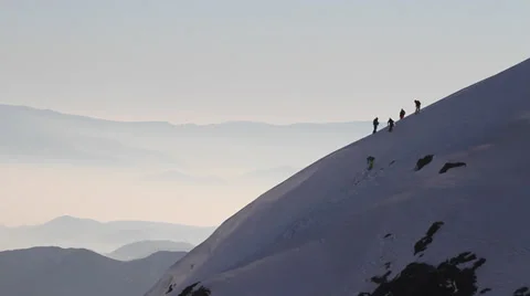 4 skiers on ridge 스톡 동영상 33649940