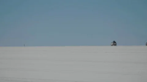 4 SUVs crossing the Salar de Uyuni salt flats in Bolivia Stock Footage 81886133