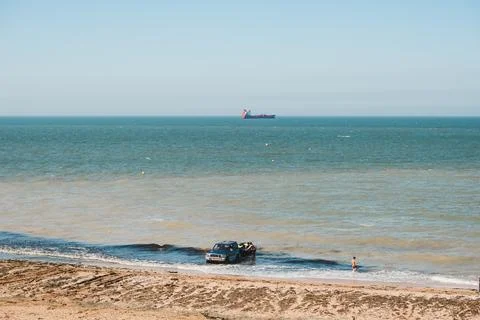 4 wheel drive pulling the jetski out of the sea at Margate beach Stock Photos