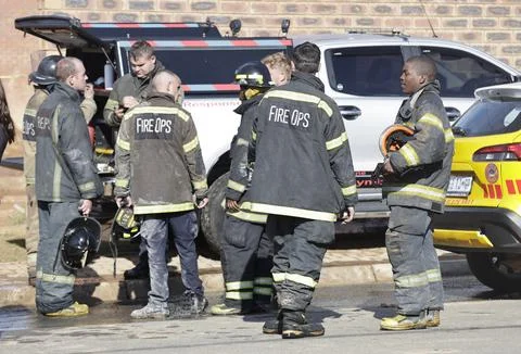 4 workers died and some are still trapped after building collapse in Johannesbur Fotos de archivo