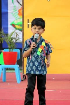 4 year old boy is performing on stage for elocution competition. Giving effectiv Foto stock