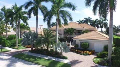 40 St Thomas crane dolly shot of front yard. Video stock 55288429