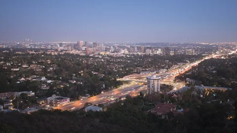 405 Freeway and Sunset Blvd Day-to-Night Stockbeeldmateriaal 94932436