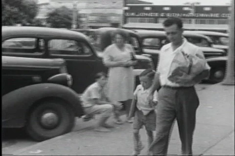 40s on the street Vídeos de archivo 456432