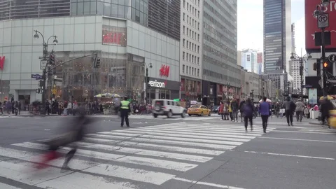 42ND STREET RUSH HOUR - LOOKING WEST -  pedestrian activity Video stock 88551346