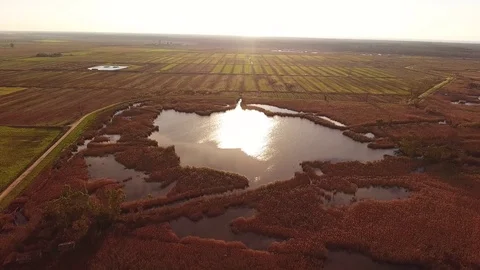 435 Aerial shot, fall landscape, flying above fields and a huge lake, filme.. Vidéo 70370321