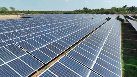 A 4.5 MW solar array powers large citrus orchard in southern Zimbabwe 動画素材 345330141