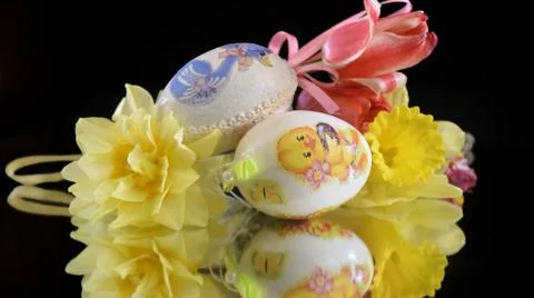 4692-easter eggs with flowers Stock Photos