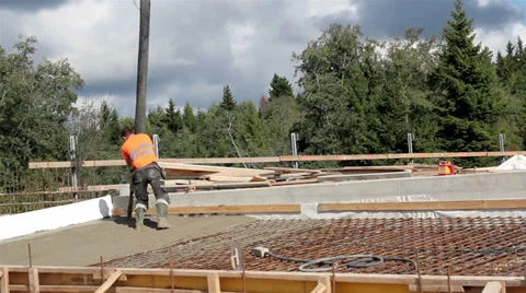 477 construction men pouring cement on a building being constructed Vídeos de archivo 32303613