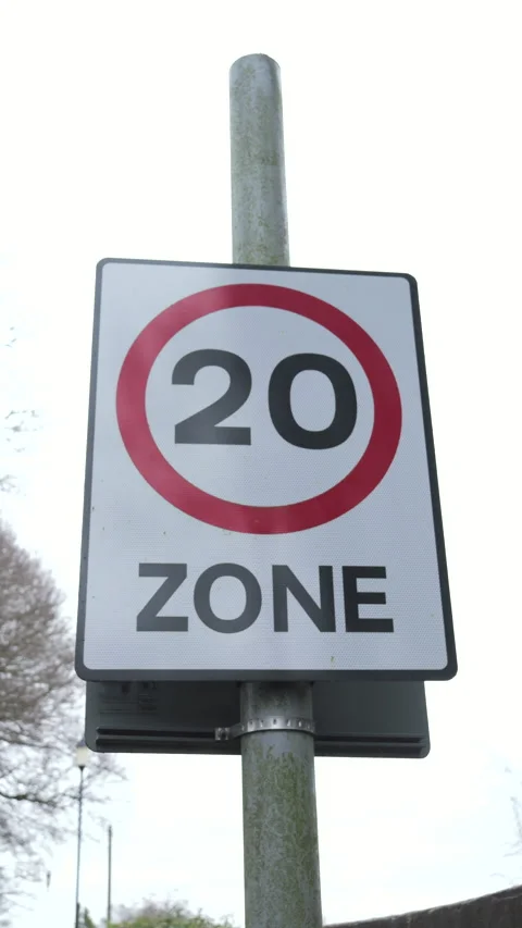 4K: 20mph Speed Zone Warning Sign in the United Kingdom. Traffic.Vertical. Vidéo 325978679
