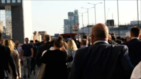 4k 25fps large crowd of people walking towards london bridge Stock Footage 120171054