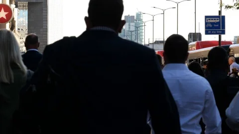 4k 25fps large group walking past bus stops Stock Footage 120171122