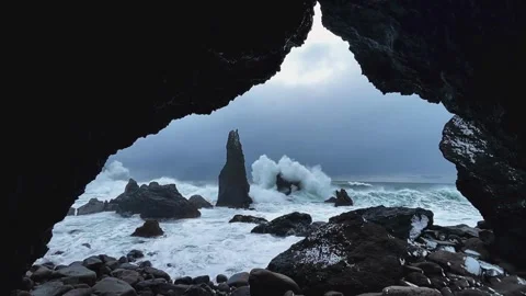 4K ,28 seconds slo motion crashing wave ,trolls cave ,Valahnukur,Reykjanes ,Icel 스톡 동영상 315568693