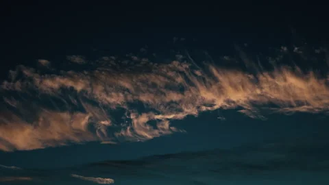 4K 29.97fps Cloudscape: Dramatic Sunset Sky with Fiery Orange Cirrus Formations 库存影片 347667564