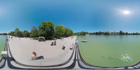 4K 360 VR video cityscape, Madrid Spain park Retiro view Stockbeeldmateriaal 105427328