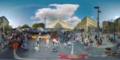 4K 360 vr Vilnius Lithuania Day of City fest people music walking shopping Vidéo 106285062