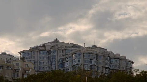 4K 4K high-motion shooting of clouds movements along the sky with a round Vidéo 100330643