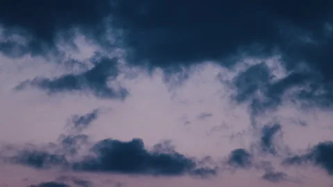 4K 59,94 fps Evening Sky Motion: Moody Dark Clouds Moving on Violet Sky 스톡 동영상 330175475