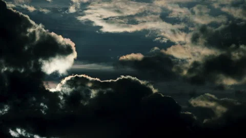 4K 59,94 fps High Contrast Sky Timelapse: Dramatic Black Clouds Drifting Right 스톡 동영상 330938804