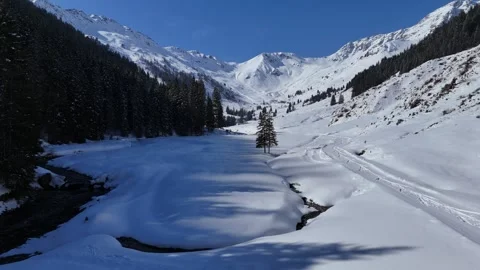 4K 60 Drone Forward: Deep Snow Shadow to Sunny Alps - Saalbach Vídeos de archivo 331117396