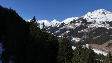 4K 60 Drone Forward: Flying Low Over Snowy Treetops to Alps Reveal in Lengau Vídeos de archivo 331213883