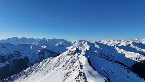 4K 60 Drone Forward Flyover: Westgipfel Ridge - Austrian Alps Vídeos de archivo 330658872