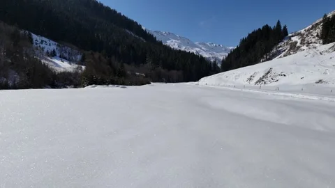 4K 60 Drone Forward: Low Snow Flyover to Alps Rise Reveal - Saalbach Vídeos de archivo 331154010