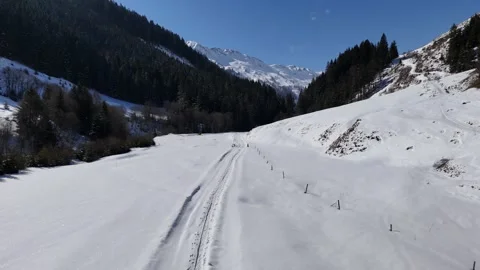 4K 60 Drone Forward: Mid-Altitude Flight over Snowy Voglalpgraben Vídeos de archivo 331155375