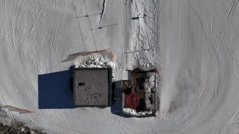 4K 60 Drone Slow Descent: Wieshoflift Base and Snowy Slope Aerial Vídeos de archivo 330987791