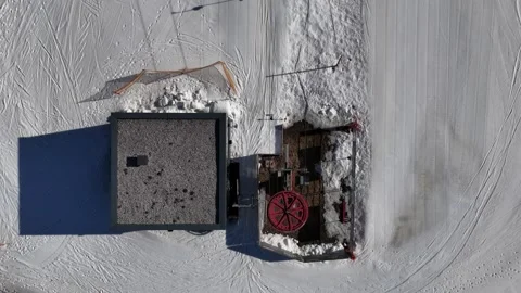 4K 60 Drone Top-Down Descent: Snowy Slope at Wieshoflift - Hinterglemm Vídeos de archivo 330987541
