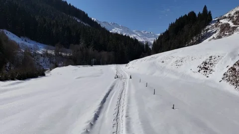 4K 60 Drone Vertical Rise: From Snowy Meadow to Sunlit Alps Panorama Vídeos de archivo 331154679