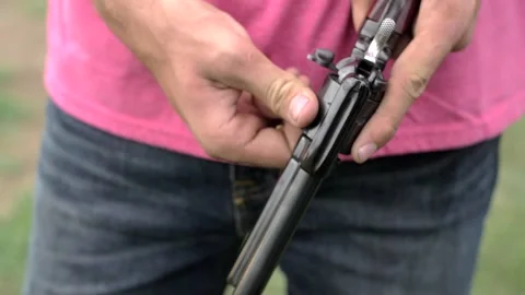 4k 60 fps Slow Mo 22mm Hand Gun Loading Bullets into the Revolver Vídeo Stock 307131806