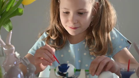 4K 60 fps video of cute little girl painting easter eggs at table Video stock 170817611