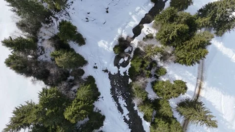4K 60fps Aerial Top-Down of Winter Mountain Creek Saalbach - Hinterglemm, Lengau Vídeos de archivo 329492815